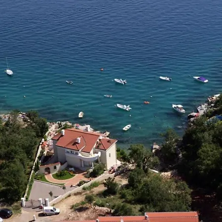 Lily-close To The Apartament