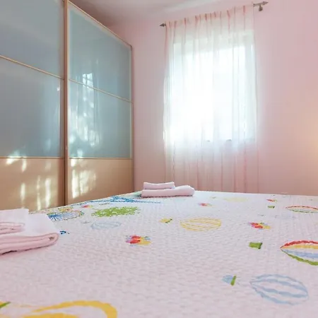 Lily-close To The Vantacici