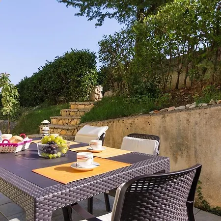 Lily-close To The Apartamento